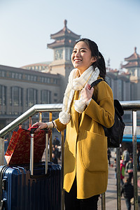 等待交通东亚青年女人在站前广场图片