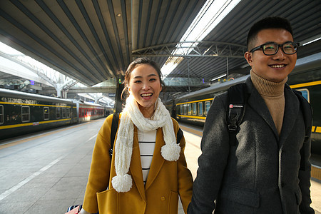 回家水平构图春节青年情侣在火车站图片