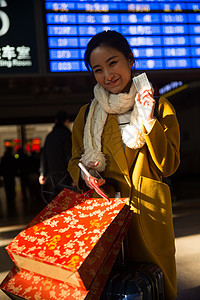 等待旅行箱快乐青年女人在火车站图片