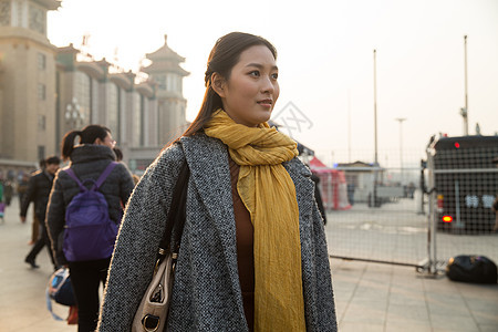 旅游成年人城市风光青年女人在站前广场图片