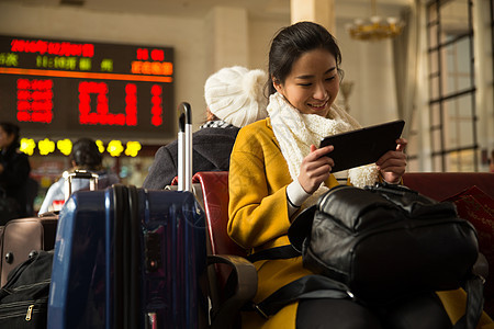 度假运送旅途青年女人在火车站图片