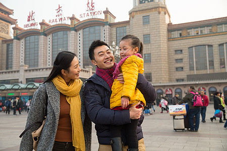 三个人旅游白昼幸福家庭在站前广场图片