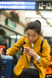 手机快乐彩色图片青年女人在火车站图片