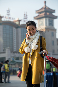 人车站旅行者青年女人在站前广场图片