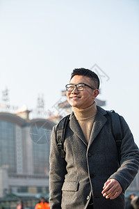 亚洲人垂直构图春节青年男人在火车站图片