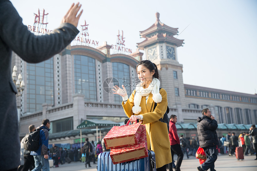 春节东方人购物袋青年男女在火车站图片