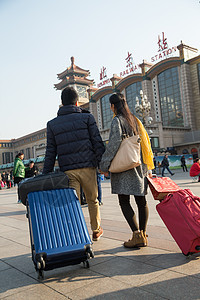 过年运输大楼建筑青年男女在站前广场图片