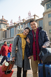 垂直构图出发男人青年男女在站前广场图片