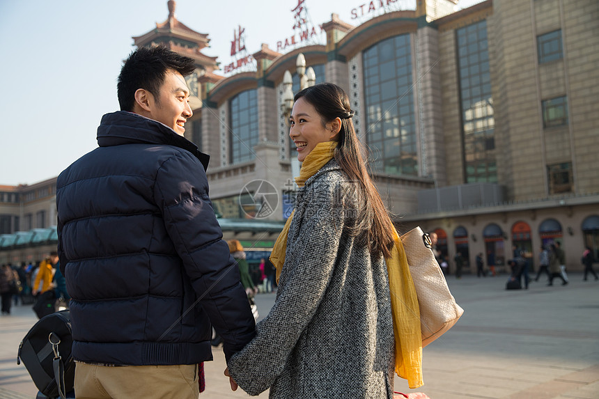 异恋两个人成年人青年男女在站前广场图片