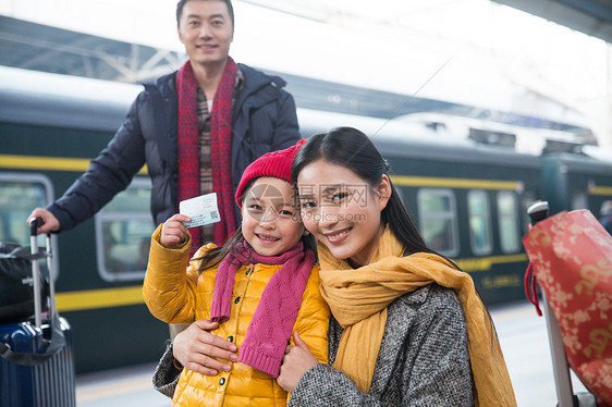 人女孩女儿幸福家庭在车站月台图片
