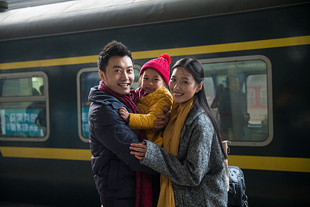 东方人白昼人幸福家庭在车站月台图片