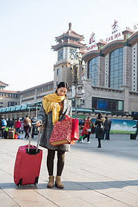 公共交通行李火车站青年女人在站前广场图片