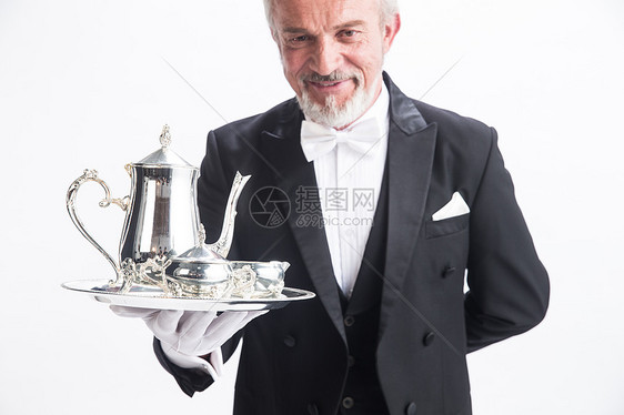 商务老年男人仅男人一个男侍者托着银餐具图片