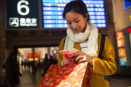 走廊旅游青年女人在火车站图片