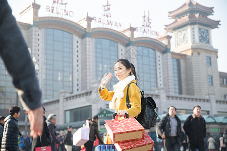 过年回家旅行行李回家青年男女在火车站背景