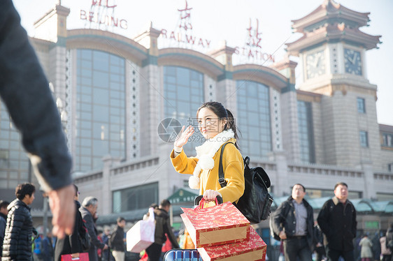 旅行行李回家青年男女在火车站图片