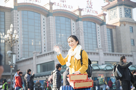 20到24岁旅游东方人青年女人在站前广场图片