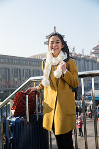 幸福仅一个青年女人漂亮的人青年女人在站前广场图片