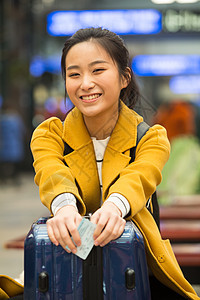 春节仅成年人快乐青年女人在火车站图片