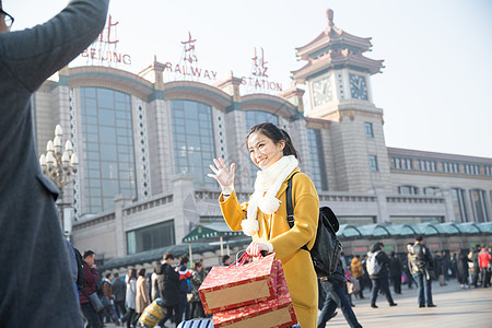 东亚运送青年人青年男女在火车站图片