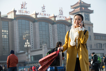 交通回家乘客青年女人在站前广场图片