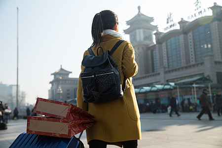 人交通离开青年女人在站前广场图片