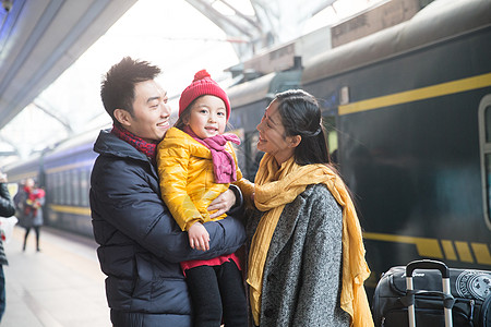 女儿父亲亚洲幸福家庭在车站月台图片