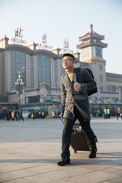 青年人离开东亚青年男人在火车站