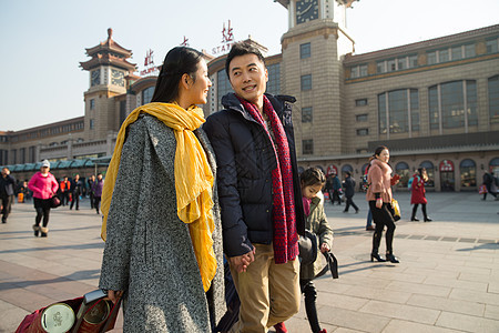 北京信心出发青年男女在站前广场图片