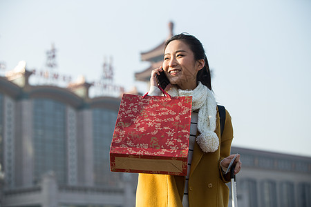 美女打电话人青年女人在站前广场图片