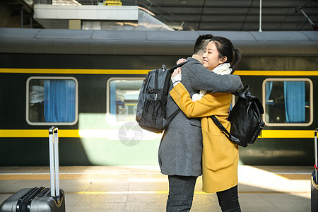 出发亚洲人白昼青年情侣在火车站图片