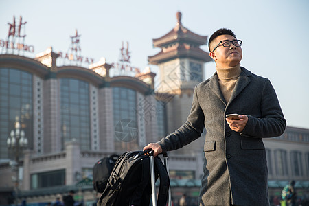 乘客北京附带的人物青年男人在火车站背景图片