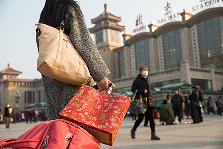 仅成年人前景聚焦附带的人物青年女人在站前广场图片