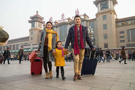 表现积极火车人幸福家庭在站前广场图片