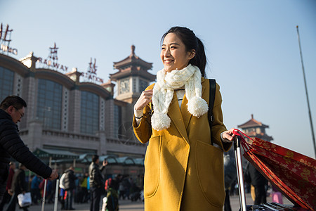 北京户外乘客青年女人在站前广场图片