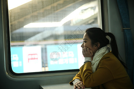 春节东方人交通工具内部青年女人在火车上图片