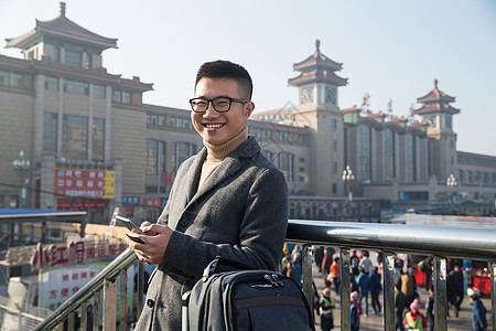 乘客水平构图广场青年男人在火车站图片