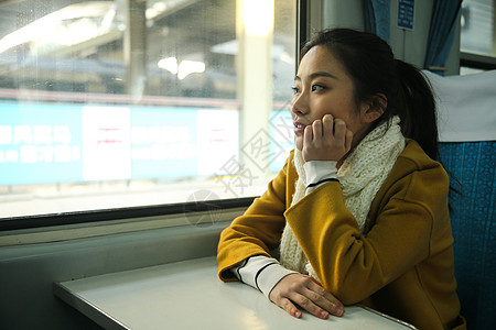 水平构图春节人青年女人在火车上图片