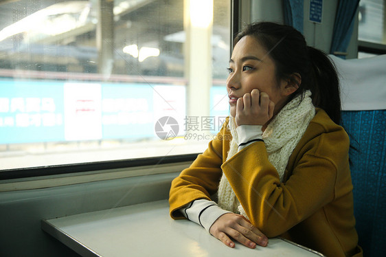 水平构图春节人青年女人在火车上图片