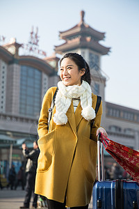 离开亚洲仅一个青年女人青年女人在站前广场图片