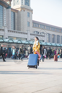 漂亮的人交通背包客青年女人在站前广场图片