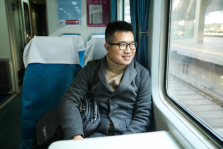 仅男人旅行休闲装青年男人在火车上图片