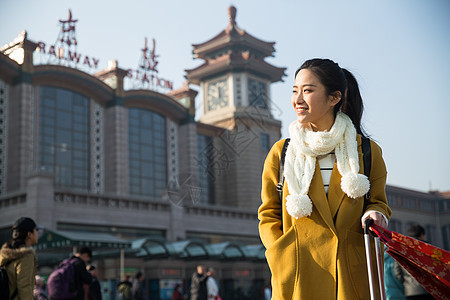 运送美女公共交通青年女人在站前广场图片