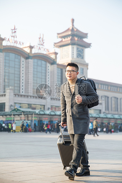 城市风光人亚洲青年男人在火车站图片