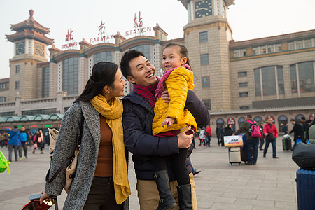 女儿摄影童年幸福家庭在站前广场图片