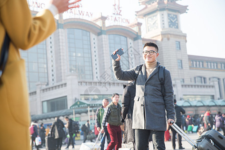 旅行的人行李城市风光青年男女在火车站图片