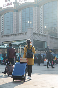 幸福车站青年女人在站前广场图片