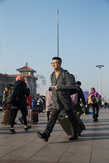 附带的人物春运离开青年男人在火车站