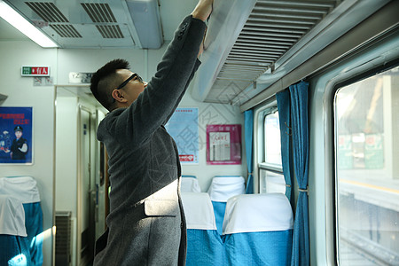 度假亚洲仅成年人青年男人在火车上图片