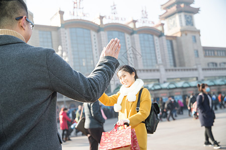 亚洲人东亚广场青年男女在火车站图片